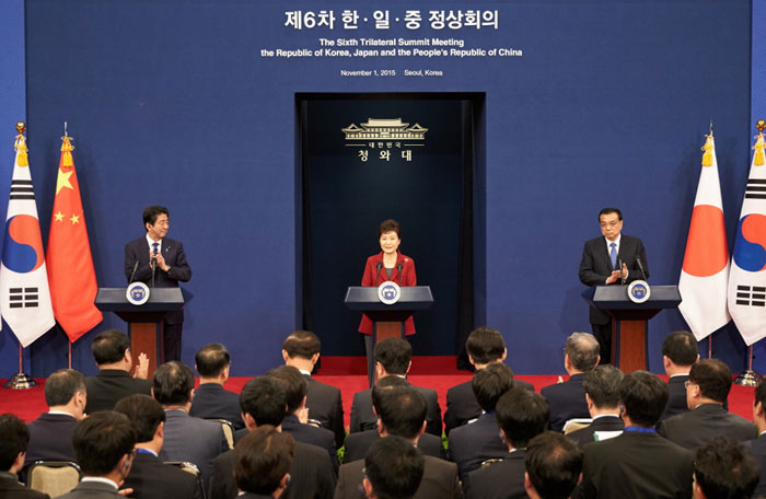 박근혜 대통령(가운데), 아베 신조 일본 총리(왼쪽), 리커창 중국 국무원 총리가 1일 청와대에서 한•일•중 정상회의 후 공동기자회견에서 3국간 협력체제 강화 의지를 밝혔다.