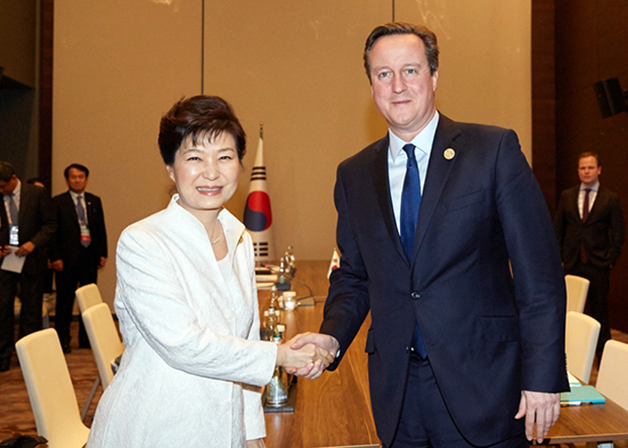 박근혜 대통령(왼쪽)과 데이비드 캐머런 영국 총리가 15일 정상회담을 하기에 앞서 악수하고 있다.