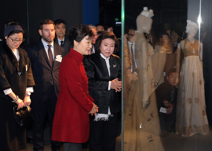박 대통령이 파리장식박물관 한국공예패션디자인전에서 전시작품에 대한 설명을 듣고 있다.