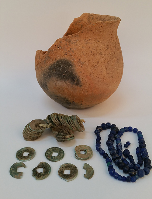 화천 꾸러미는 단경호 단경호(짧은목항아리) 1점, 청색 유리옥 78점과 함께 무덤에서 출토됐다.