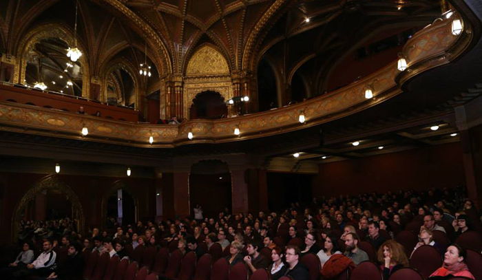 제8회 한국영화제가 헝가리 부다페스트를 비롯, 4개 도시에서 10일부터 14일까지 열린다. 지난 해 부다페스트 우라니아 대극장에서 열린 한국 영화제 개막식에서 선보인 현지인들의 한국무용 공연과 영화제를 관람하는 시민들.