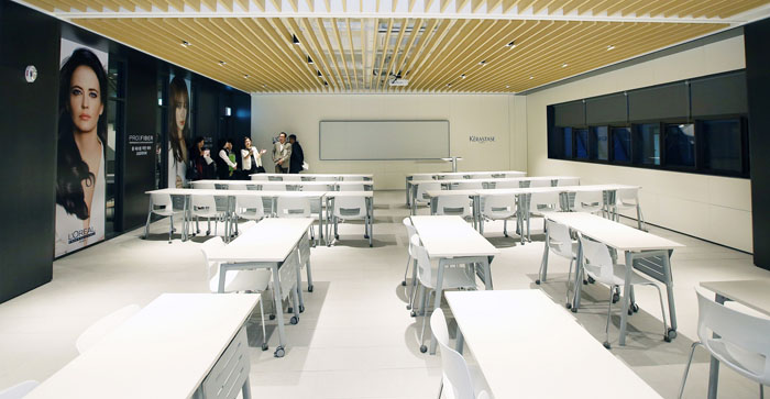 16일 서울 청담동에서 준오 아카데미 준공식이 열렸다. 실습실(사진 위)과 강의실(아래)을 비롯한 아카데미 시설은 여느 고급 헤어 살롱 못지 않았다.