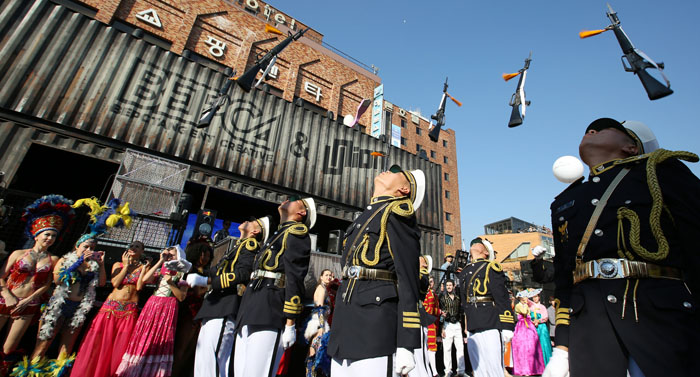 17일 오후 이태원에서 지구촌축제가 열렸다. 한강진에서 녹사평역까지 이어지는 글로벌 퍼레이드가 축제의 시작을 알렸다.