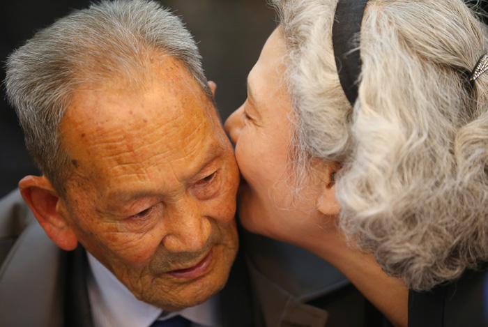 20일 열린 남북 이산가족 상봉행사에서 남측 딸 이정숙씨(68)가 북측에서 온 아버지 이흥종씨(88)의 볼에 입을 맞추고 있다. 이 씨는 두 살 때 아버지와 헤어졌다.