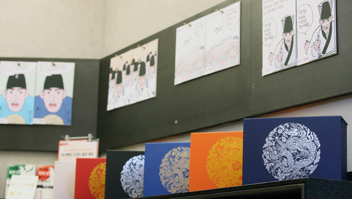 2013년 20권으로 완간된 조선왕조실록. 2015년 출간된 개정판에는 복식, 인물의 외양 등 세세한 면까지 실록의 기록을 철저히 고증하여 수정, 반영하고 각 권의 영문 초록을 수록했다.