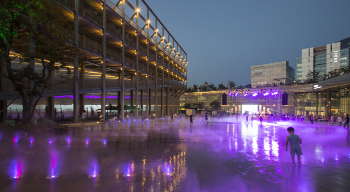광주가 아시아 문화 창작과 교류의 거점으로 거듭난다. 대규모 복합문화예술공간인 '국립아시아문화전당'이 25일 광주에서 문을 연다.