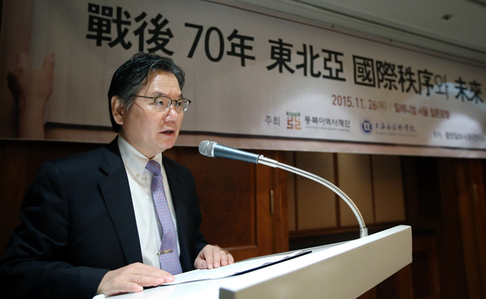 동북아역사재단의 김호섭 이사장이 한중 학술대회에서 발언하고 있다.