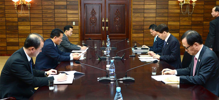 이날 남북 양측은 11시간의 회의 끝에 당국회담 의제 설정 등에 합의했다.