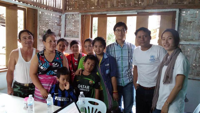 태국 메라 캠프에서의 쿠 뚜(맨 왼쪽)씨 가족과 법무부 난민 심사팀.