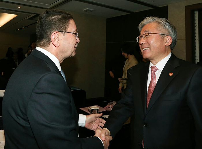 악수하며 인사를 나누는 탈렙 리파이 UNWTO 사무총장(왼쪽)과 김종덕 문화체육관광부 장관.
