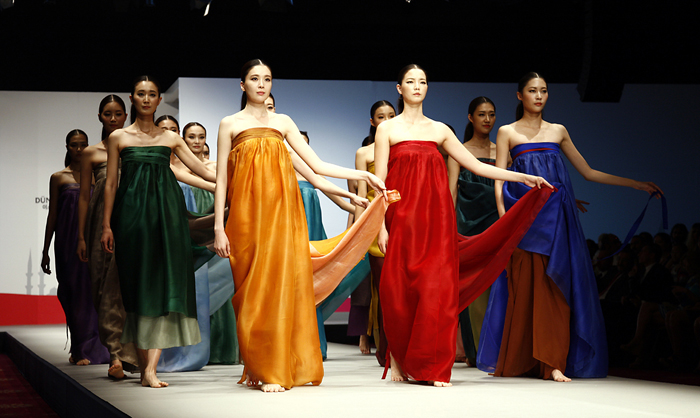 한국 이영희 디자이너의 ‘바람의옷’은 서양의 드레스 같은 섹시미와 한복 본연의 우아함이 잘 조화되었다는 평가를 받았다.