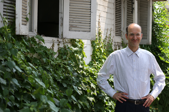 이만열 교수가 한 카페에서 포즈를 취하고 있다. 전한 기자