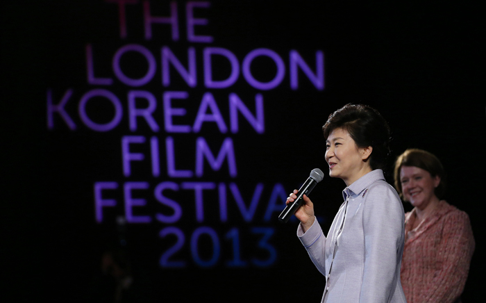런던한국영화제에서 인사말을 하고 있는 박근혜 대통령(왼쪽) (사진: 전한)