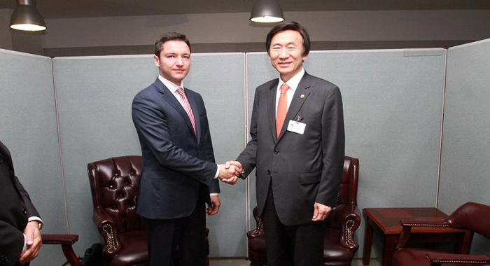 윤병세 외교장관과 크리스티안 비게닌 불가리아 외교장관이 악수를 하고 있다. (사진제공: 외교부)