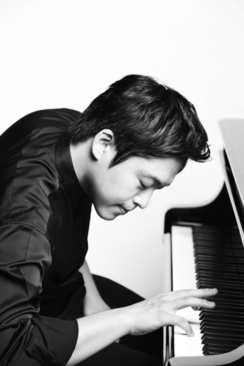 김선욱이 연주하는 모습 (사진: LG Arts Center)