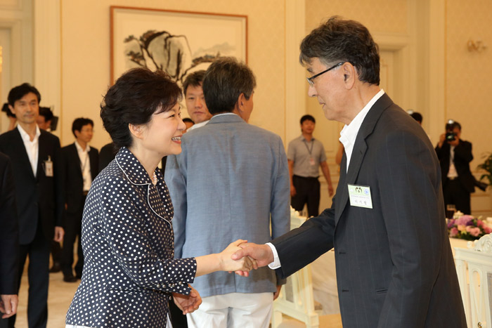  박근혜 대통령(왼쪽)이 7일 청와대에서 열린 인문정신문화계 인사 오찬에서 참석자들과 악수하고 있다.