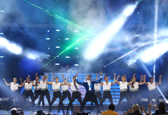 가수 싸이가 5월 16일 미국 로스앤젤레스 노키아극장의 폭스TV 서바이벌 오디션 프로그램 '아메리칸 아이돌' 결승전에서 축하 공연을 펼치고 있다. (사진: 연합뉴스)