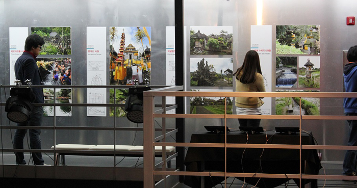 전시물을 감상하고 있는 관람객들 (사진: 문화체육관광부) 