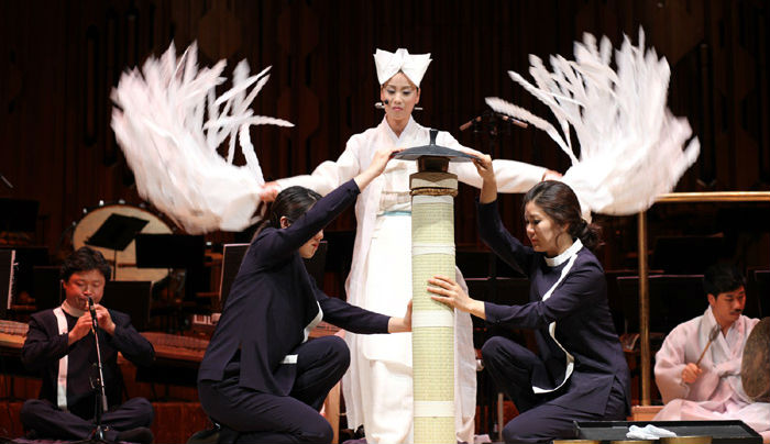 14일 런던 바비칸 센터에서 개막한 K뮤직 페스티벌에서 국립국악관현악단이 공연을 펼치고 있다. (사진: 주영 한국 문화원 플리커)