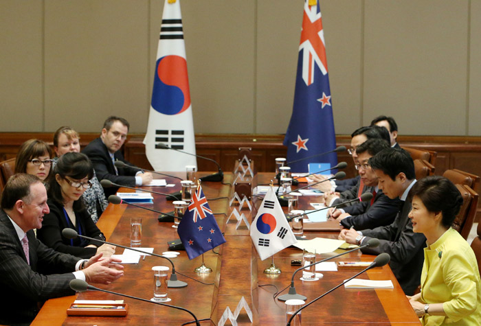 박근혜 대통령(오른쪽)이 26일 청와대에서 정전 60주년 기념행사 참석차 방한한 존 키 (John Key) 뉴질랜드 총리와 정상회담을 갖고 있다. (사진: 청와대)