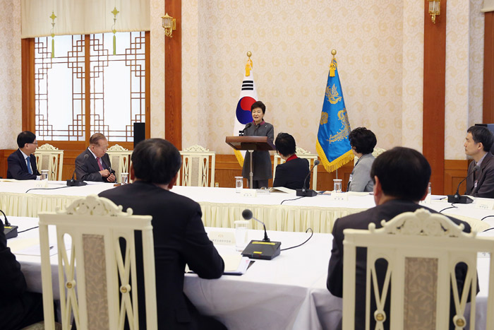 25일 청와대에서 열린 4대 국정기조 중 하나인 ‘문화융성’ 구현을 위한 문화융성위원회 2차 회의에서 참석자들이 박근혜 대통령의 인사말을 경청하고 있다. (사진: 청와대)