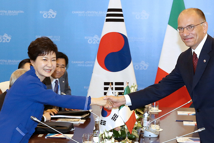 5일 러시아 상트페레트부르크에서 박근혜 대통령(왼쪽)이 엔리코 레타(Enrico LETTA) 이탈리아 총리와 정상회담을 갖고 악수하고 있다. (사진: 청와대)