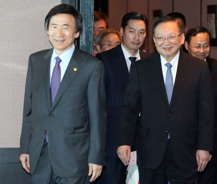 윤병세 외교부 장관(왼쪽)이 16일 서울 여의도 63빌딩의 한 음식점에서 탕자쉬안(唐家璇) 전 중국 외교담당 국무위원과 오찬을 하기에 앞서 입장하고 있다. (사진제공: 외교부)