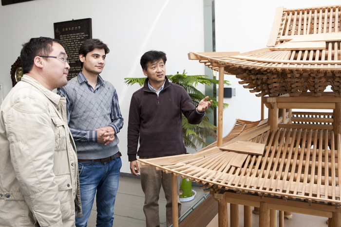 몽고에서 온 뭉크바이아 엘카그바도르지(Munkhbayar Lkhagvadorj, 중간)씨와 아프가니스탄에서 온 샤비르 아흐마드 아흐마디(오른쪽)씨가 한국 전통 건축의 모형을 관찰하고 있다. (사진: 국립문화재연구소)