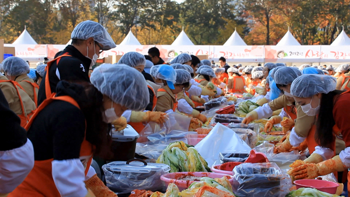 단체로 김치를 담그는 모습 (사진: 문화재청)