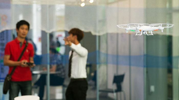 '2015 광주 에이스 페어'에서 관람객이 무인비행장치(드론) 조종을 체험하고 있다.