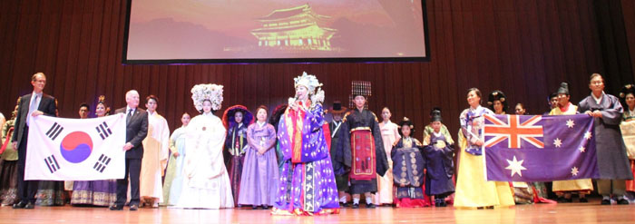 한국 대표단이 지난 9월 22일 호주 캔버라 호주국립대(ANU)에서 한복패션쇼와 다양한 공연을 펼치고 있다.3