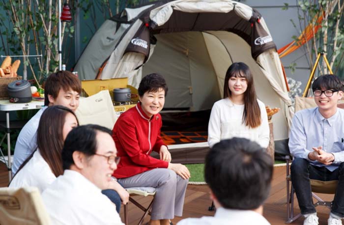 박근혜 대통령이 지난 5월 충청남도 창조경제혁신센터 개소식에서 청년들과 이야기를 나누고 있다.