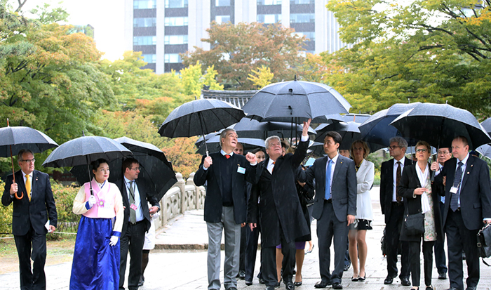요하임 빌헬름 가우크 독일 연방 대통령이 11일 창덕궁을 찾아 금천교를 넘으며 한국 궁궐의 전각과 단청의 특징에 대해 물어보고 있다.