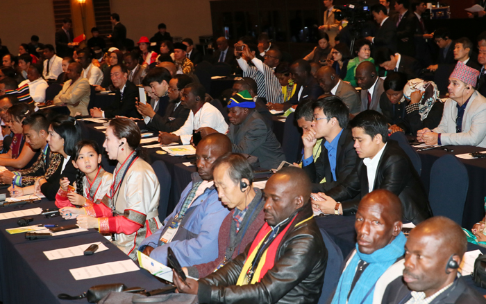 ‘2015 지구촌 새마을지도자대회’에 참석한 참가자들이 각국의 새마을운동 관련 발표에 집중하고 있다.
