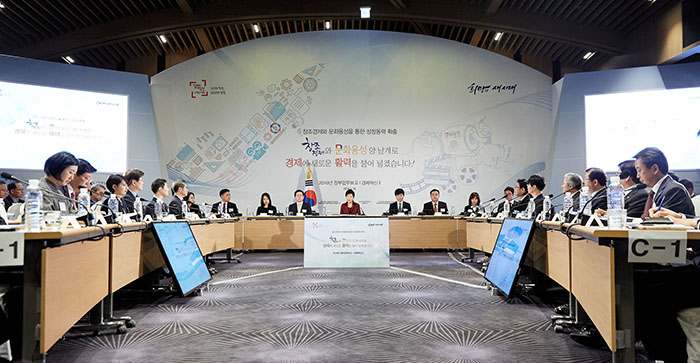 6개 정부부처가 18일 정부업무보고에서 경제활성화방안을 발표하고 있다.