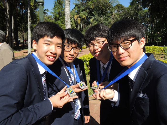제9회 국제지구과학올림피아드 참가자들. 왼쪽부터 정승원(경기과학고),김병현(경기과학고),은승욱(인천과학고),안승범(공주사대부고).