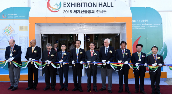 산불관련 관계자들이 12일 ‘제6회 세계산불총회’ 개막을 알리는 테이프 커팅을 하고 있다.