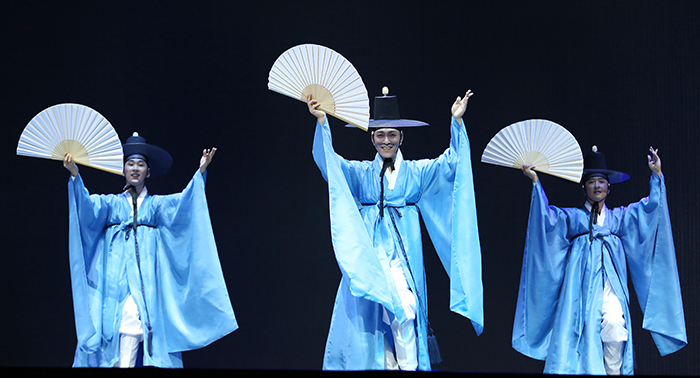 한국 ‘신태평무’의 ‘선비춤’(위)과 일본의 노(能) 무대에서는 부채가 공연의 주요 소재로 등장해 양국 전통 공연 속에서의 공통점을 쉽게 알 수 있게 해줬다.