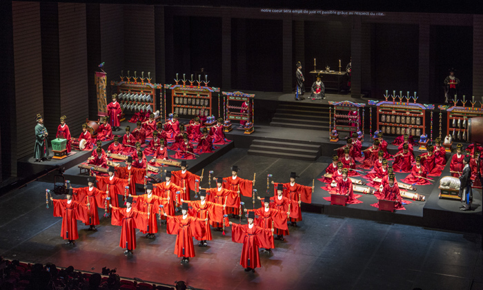 한국 전통예술인 ‘종묘제례악’ 전편이 18일 프랑스 파리 국립샤오이극장에서 열린‘2015-2016 한·불 상호교류의 해’ 행사 개막식에서 공연되고 있다.