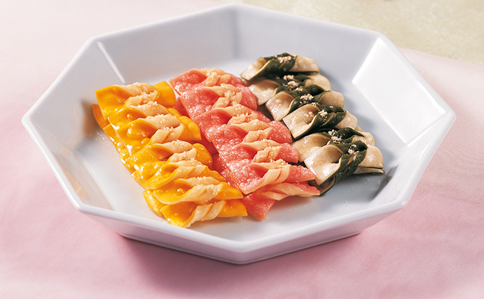 한과류의 일종인 매작과는 밀가루와 꿀, 기름을 넣고 만든 반죽을 튀겨 시럽을 넣고 만든다. 치자, 쑥, 오미자, 딸기 가루를 넣으면 다양한 색을 만들 수 있다.