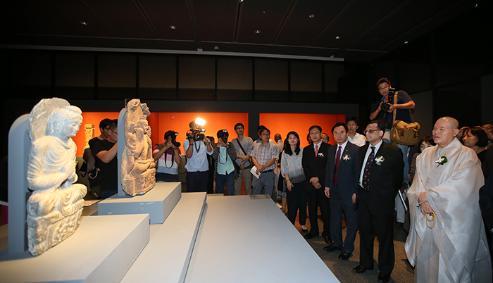 국립중앙박물관 특별기획전 개막식이 열린 24일 조계종 총무원장 자승 스님, 박민권 문화체육관광부 제1차관, 김영나 국립중앙박물관장 등이 전시장을 둘러보고 있다.