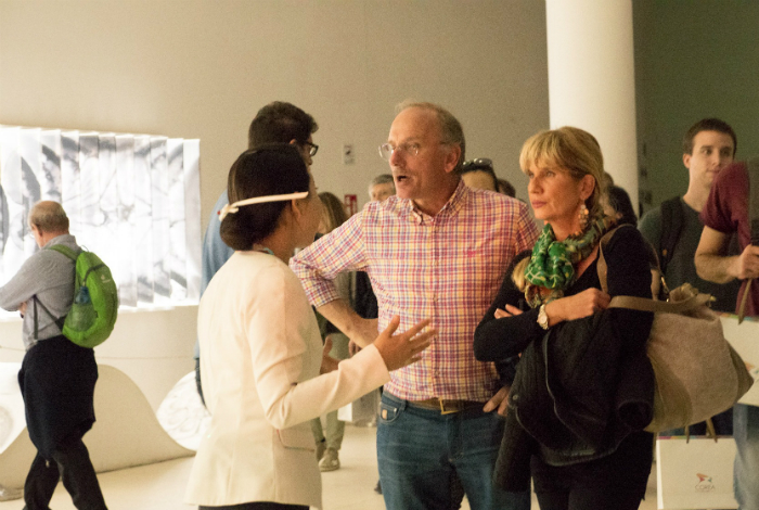 밀라노 엑스포 한국관의 200만 번째 방문객으로 선정된 파트리치아씨 부부가 한국관 전시를 관람하고 있다.