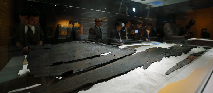 신석기인들이 바다 자원을 얻기 위해 만든 배. 한국에서 출토된 가장 오래된 이 배는 소나무를 U자 모양으로 깎아 만든 것으로 최대길이 310cm에 폭은 62cm가 된다.