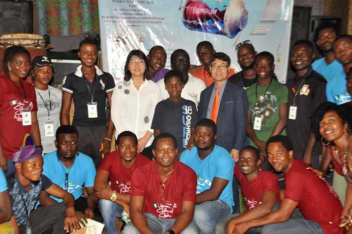 한성래 주(駐) 나이지리아 한국문화원장이 장구 연주교실 참석자들을 겪려한 뒤, 함께 기념촬영을 하고 있다.