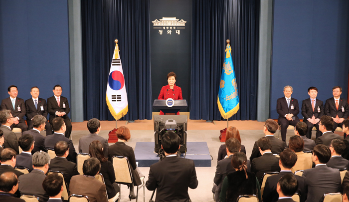 박근혜 대통령이 13일 청와대에서 대국민담화를 하고 있다.