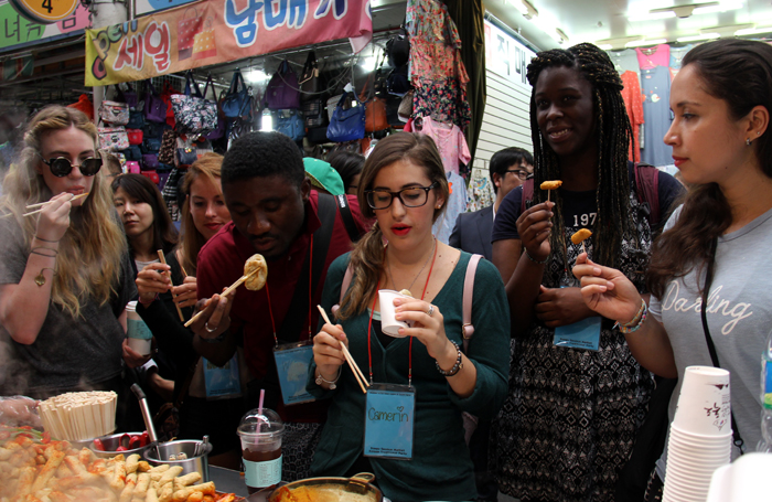 ‘전통시장 외국인 유랑단 프로젝트’ 참가자들이 19일 대구 서문시장에서 떡볶이, 오뎅, 튀김만두 등 다양한 먹거리를 맛보고 있다.