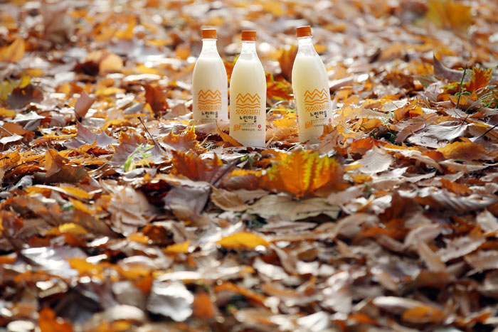 느린마을 라이트 막걸리는 자연 그대로의 효모와 미생물이 만드는 막걸리의 신선한 맛과 풍미를 즐길 수 있다.