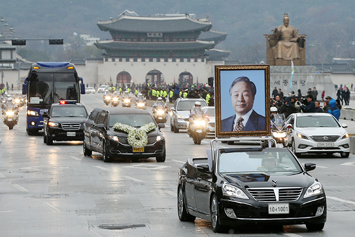 대통령 고(故) 김영삼 전(前) 대통령의 운구행렬이 26일 서울 광화문 광장을 지나고 있다.