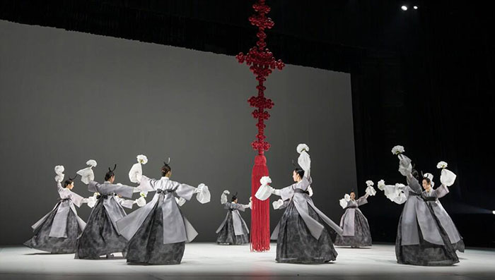 ‘2016 한국관광의 해’ 개막식에서 국립무용단이 ‘향연(饗宴)’ 공연을 펼치고 있다.