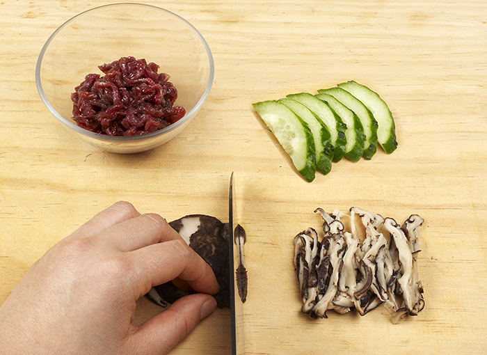 오이는 어슷 썰고, 쇠고기는 핏물을 제거한 뒤 채썰어 양념한다. 표고버섯은 물에 불렸다가 쇠고기와 같은 크기로 채썰어 양념한다.